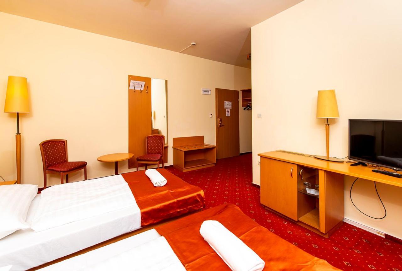 Gastland M0 Hotel & Conference Center Szigetszentmiklós Extérieur photo