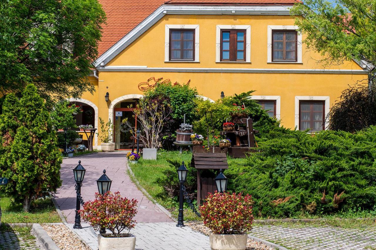 Gastland M0 Hotel & Conference Center Szigetszentmiklós Extérieur photo