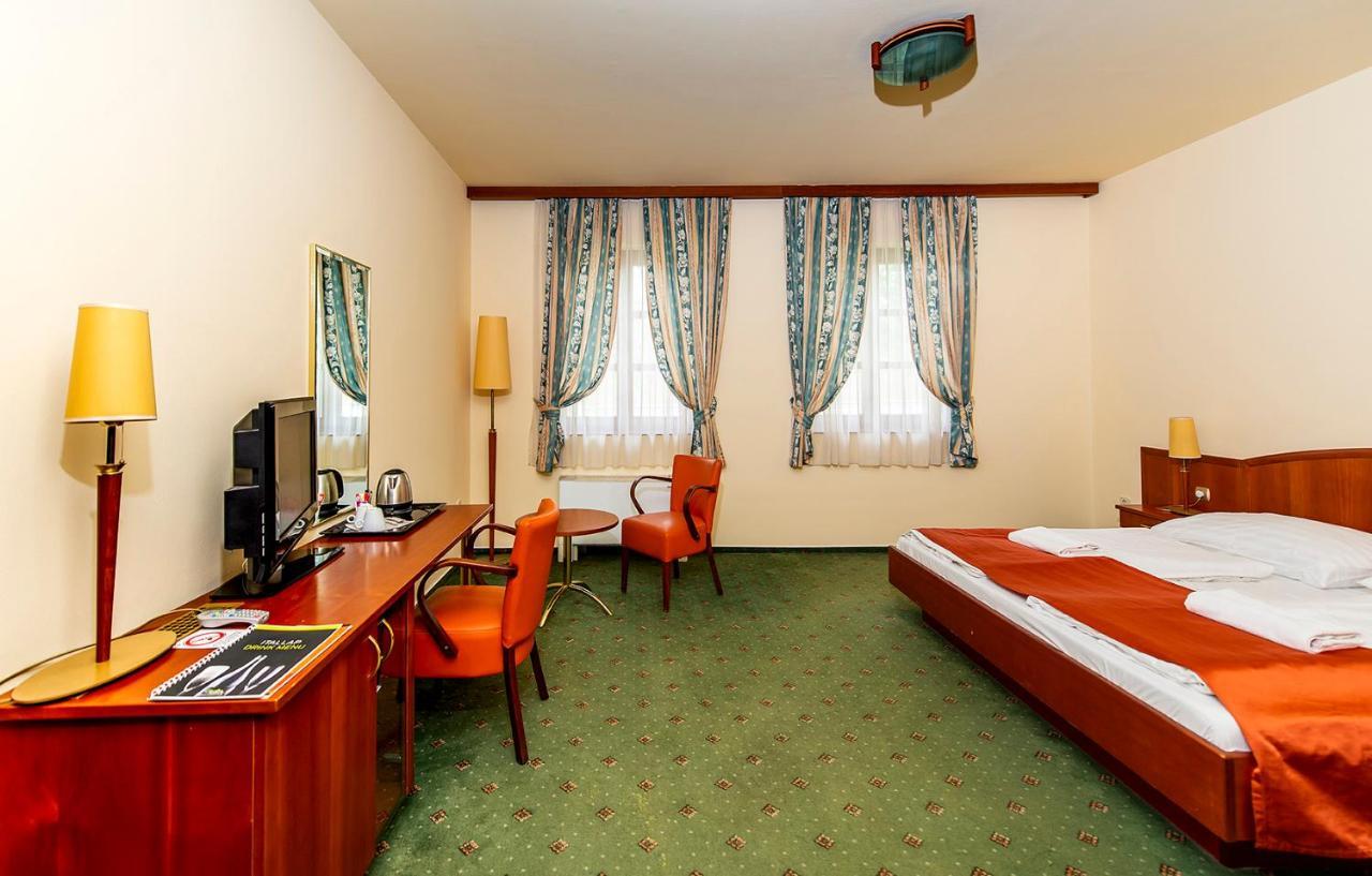 Gastland M0 Hotel & Conference Center Szigetszentmiklós Extérieur photo