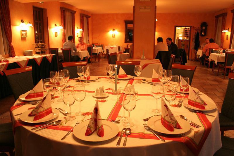 Gastland M0 Hotel & Conference Center Szigetszentmiklós Restaurant photo